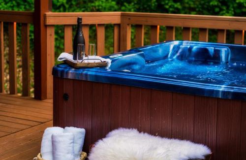 Chalet Village North Ski Chalet | Mountainside - New Luxury Cabin-Fire Table-Hot Tub-3 Pools-PS5-Bears