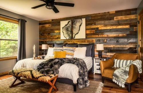 Chalet Village North Ski Chalet | Mountainside - New Luxury Cabin-Fire Table-Hot Tub-3 Pools-PS5-Bears