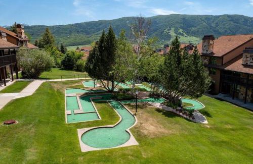 Wolf Creek House | Mountainside Ski & Golf Retreat