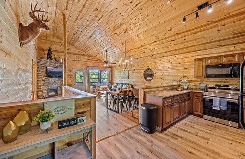 Pigeon Forge Cabin | MountainView!1miletoPkwy!2Pools!HotTub!TheaterRm!PoolTable!Arcade!Shuffleboard!