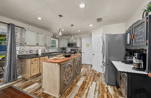 Forest City House | Movie Night Bar~Fire Pit~Hammocks~Games~Renovated