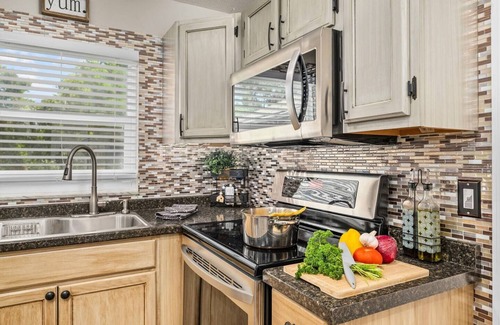 Forest City House | Movie Night Bar~Fire Pit~Hammocks~Games~Renovated