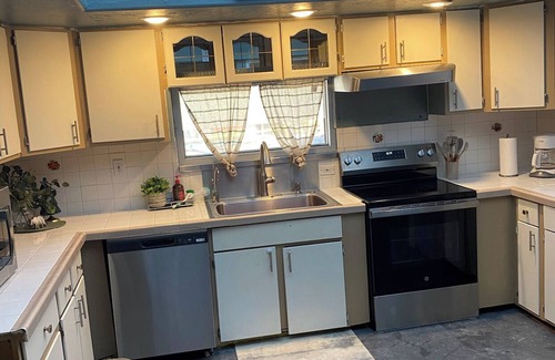 Berthoud House | Movie Theater + Game Nights + Volleyball Court + Firepit