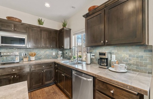Larkspur House | Movie Theater, Office, Pets! - Stunning Bend Home