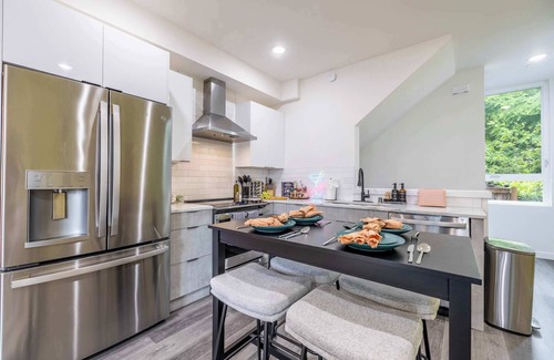 Minor House | Movie Theatre | Rooftop | King Bed | Arcade | BBQ