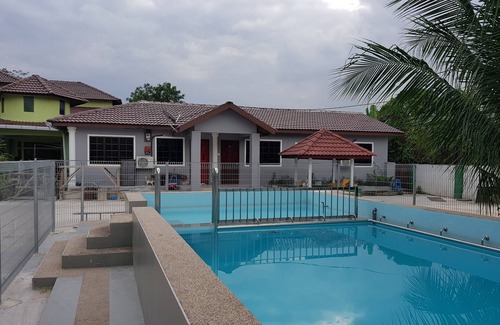 Merbau Sempak House | MRI Homestay Sg Buloh - 3 Bed/2 Bath 1F