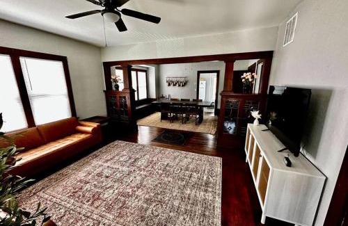 Hamilton Apartment | Mrs. Hughes Cottage - 2 bedroom House w/parking