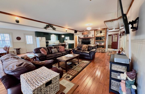 Old Timberline House | MS106-Equisitely Private! Dolly Sods Access! Hot Tub! Pets Ok!