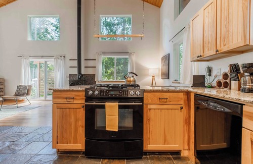 Glacier Cabin | Mt Baker Retreat - Hot Tub, BBQ, Fireplace