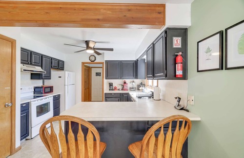 Blakeslee Cabin | ⛷⛱⛰Mt. Maplewood Lake House❤️Seasonal Specials ☆HotTub☆Fireplace☆Boats☆Games☆