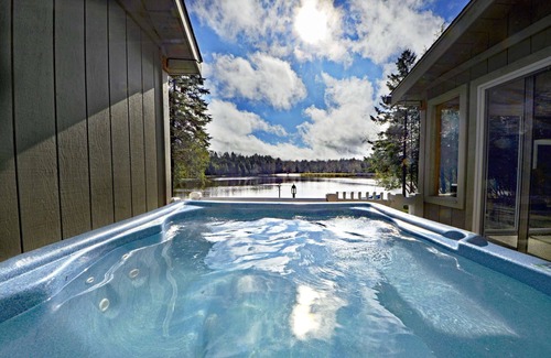 Blakeslee Cabin | ⛷⛱⛰Mt. Maplewood Lake House❤️Seasonal Specials ☆HotTub☆Fireplace☆Boats☆Games☆