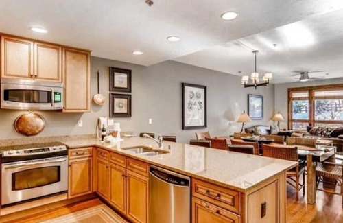Four O'Clock Condo | MTN 3BR condo by Snowflake gondola w/pool, hot tub, spa & apres-ski tavern!