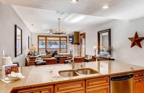 Four O'Clock Condo | MTN 3BR condo by Snowflake gondola w/pool, hot tub, spa & apres-ski tavern!
