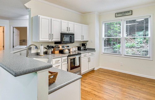 Mountain Air Condo | Mtn Cabin w/Balcony & View in Burnsville!