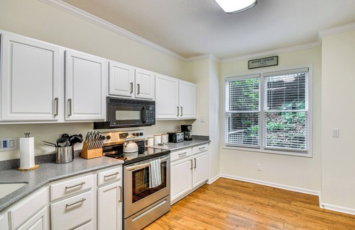 Mountain Air Condo | Mtn Cabin w/Balcony & View in Burnsville!
