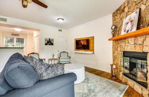 Mountain Air Apartment | Mtn Cabin with Balcony and View in Burnsville!