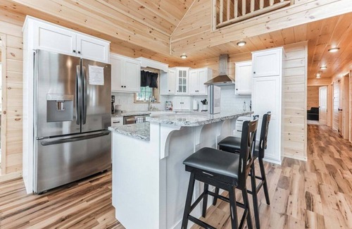 Harrietstown Cabin | MtnView+Hottub+Lg Outdoor Area