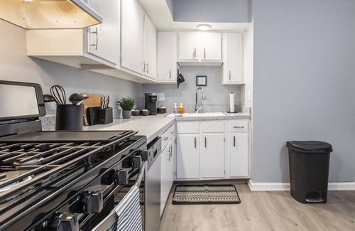 Riverside Apartment | MTR Private Apartment | 10min Downtown | Renovated | WiFi | Clean!