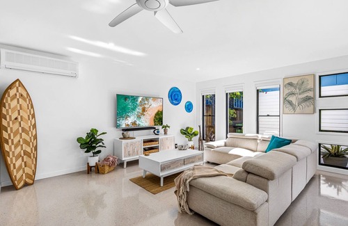 Mudjimba House | Mudjimba Blue - Stylish Pet Friendly Luxury