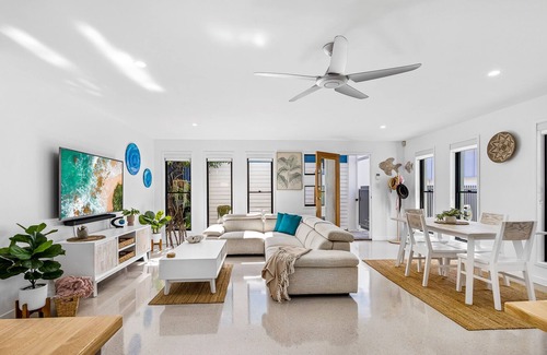 Mudjimba House | Mudjimba Blue - Stylish Pet Friendly Luxury