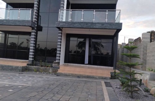 Kampala House | Muguet by Ibiscot Enjoy luxury in the bush 1 Queen bed
