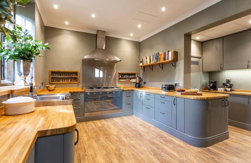 Winsham Villa | Mulberry House - Seven Bedroom Villa, Sleeps 16