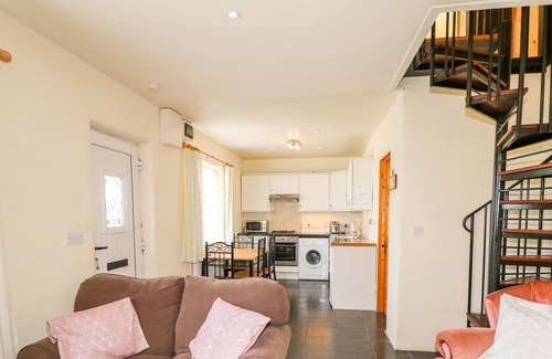 Annagry Cottage | MULLAGHDERG BANKS, pet friendly in Kincasslagh, County Donegal