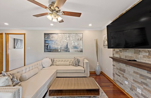 Hammond House | Munster Hideaway, near chicago. Luxurious Living fully Furnished to impress you!