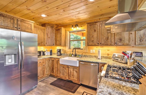 Unaka Cabin | Murphy Mtn Retreat: Wraparound Deck & Hot Tub
