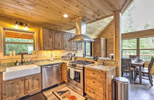 Unaka Cabin | Murphy Mtn Retreat: Wraparound Deck & Hot Tub