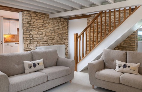 Clapton on the Hill Cottage | Murray's Cottage - sleeps 5 guests in 3 bedrooms