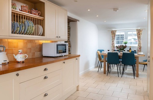 Clapton on the Hill Cottage | Murray's Cottage - sleeps 5 guests in 3 bedrooms