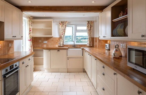 Clapton on the Hill Cottage | Murray's Cottage - sleeps 5 guests in 3 bedrooms