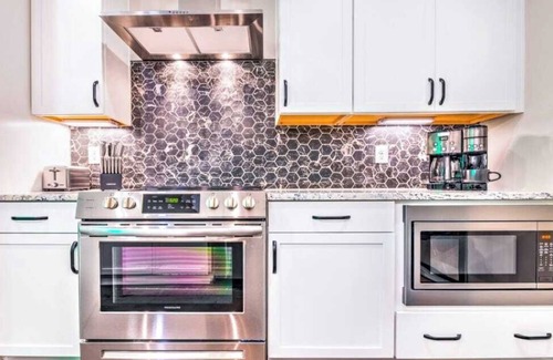 Nashville House | Music City Retreat | Rooftop, Hot Tub, + Sleeps 14