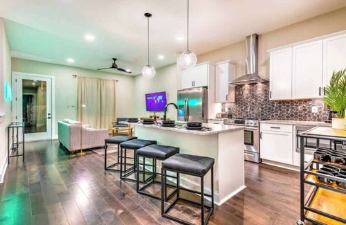 Nashville House | Music City Retreat | Rooftop, Hot Tub, + Sleeps 14