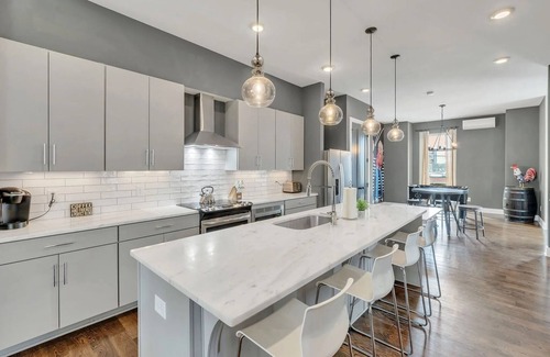 East Hill Condo | Music Row Retreat 1035-Sleeps 10