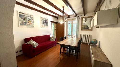 Fino Mornasco Apartment | Musicians Mansion Apartment