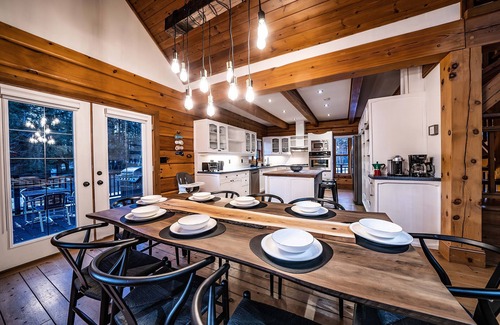 Seguin Cottage | Muskoka Luxury Lakefront Loghaus- 6 Rooms, 4 Baths, Pet Friendly Cottage
