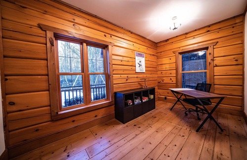 Seguin Cottage | Muskoka Luxury Lakefront Loghaus- 6 Rooms, 4 Baths, Pet Friendly Cottage