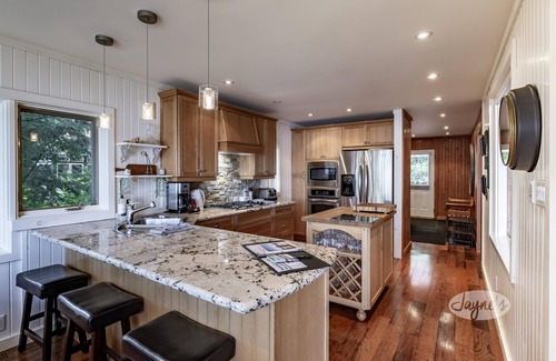 Torrance Cottage | Muskoka Paradise! Spacious & Inviting, Great Deck! Sleeps 16! Hot Tub! Bala!