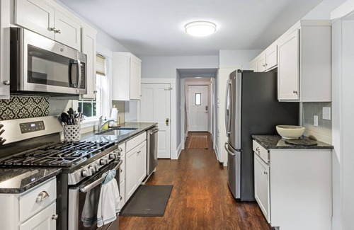 Willoughby House | *MUST SEE* Spacious WIlloughby Gem