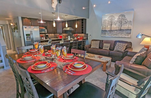Sunriver Condo | MV036 - Updated condo with Rec Passes, pet friendly, gas fireplace & golf course views