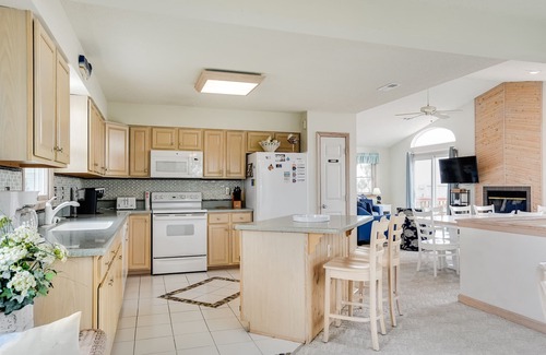 Whalehead Beach House | My Happy Place: Private Pool & Hot Tub, Rec Room w/Foosball and Air Hockey