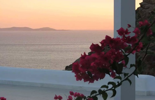 Tourlos Villa | My Rental Homes - Villa Rose 1, only 1 km from Agios Stefanos beach. Shared pool