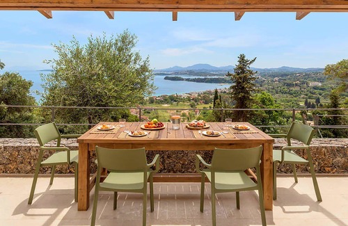 Vassilatika Villa | My Rental Homes - Villa Marquez with infinity pool, equipped terrace and sea view.