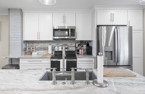 Port Charlotte Condo | Myakka River Views/Corner Unit/Freshly Designed/Pool/Gym/Gated