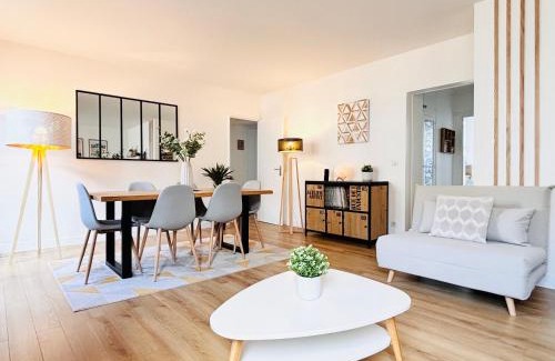 Quartier de Javel Apartment | MyJolieParisHome - King size bed, AC living room, Balcony