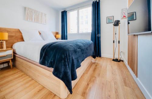 Quartier de Javel Apartment | MyJolieParisHome - King size bed, AC living room, Balcony