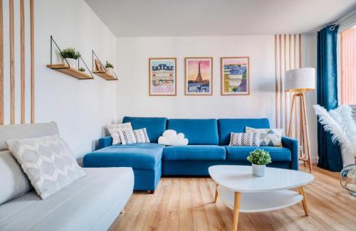 Quartier de Javel Apartment | MyJolieParisHome - King size bed, AC living room, Balcony