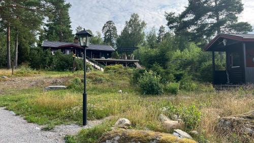 Sigtuna Villa | Mysig timmevilla med sjöutsikt